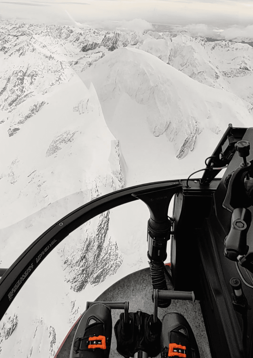 Terreno nevado nos Andes visto de um helicóptero da HeliUshuaia
