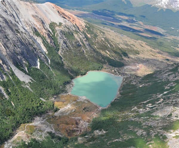 Laguna Esmeralda vista do alto entre as montanhas da Terra do Fogo