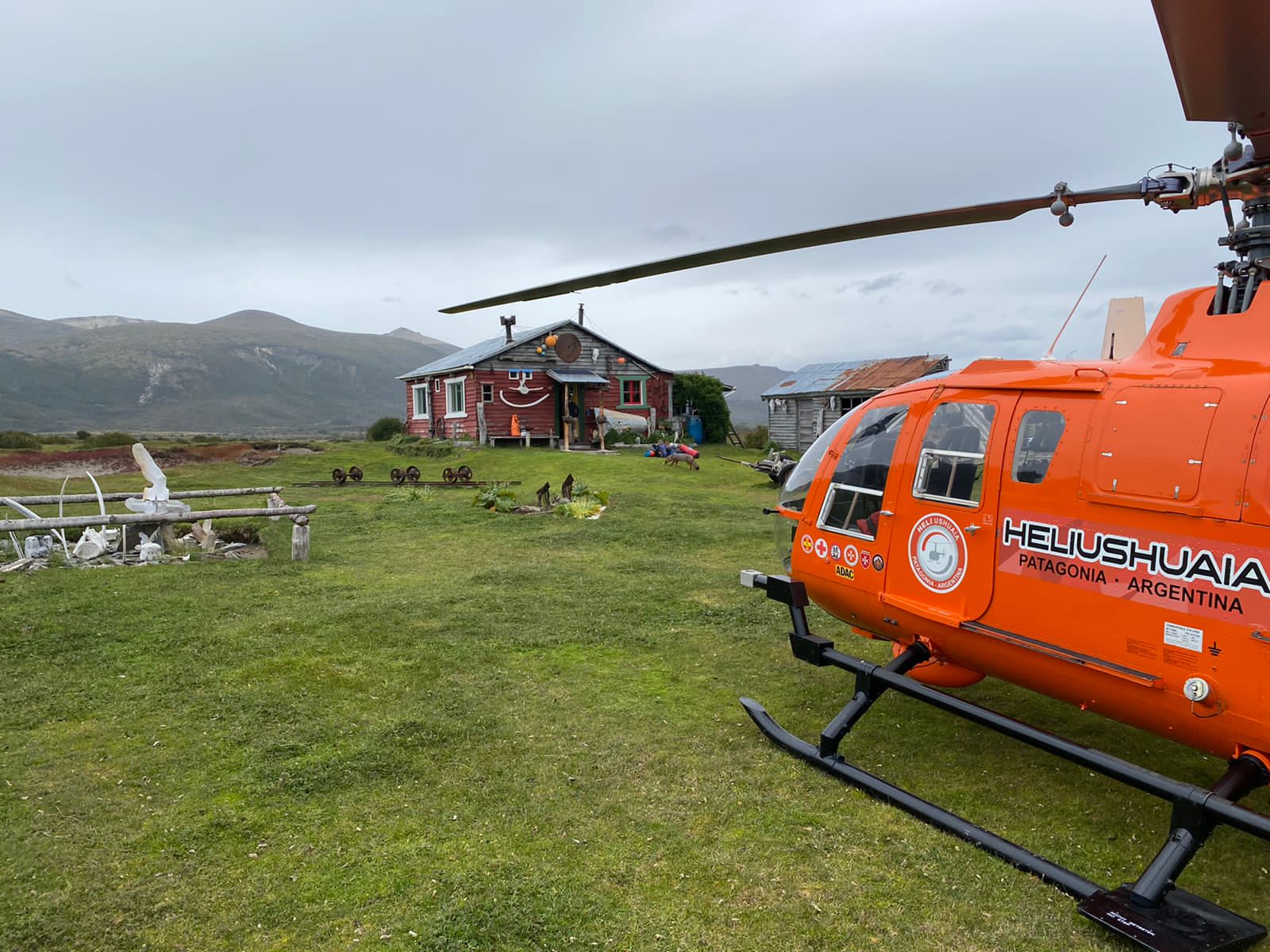 Helicóptero da HeliUshuaia junto a uma estância remota na Península Mitre