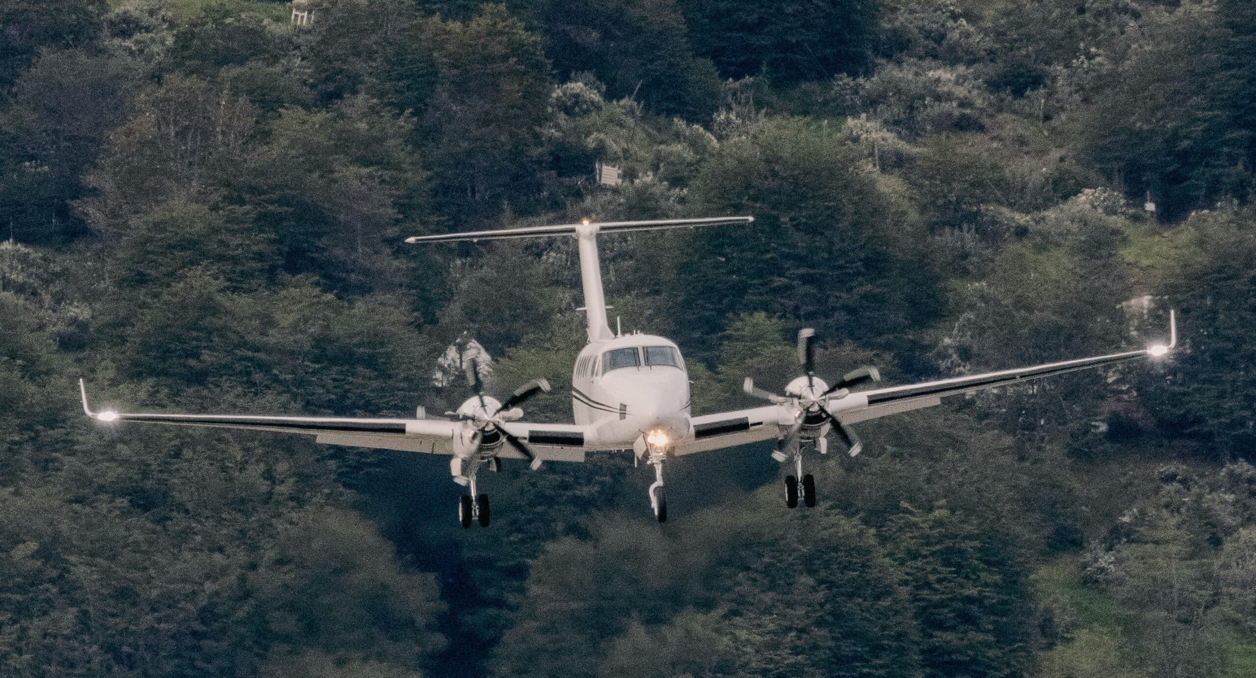 King Air B200 da HeliUshuaia voando sobre a Patagônia