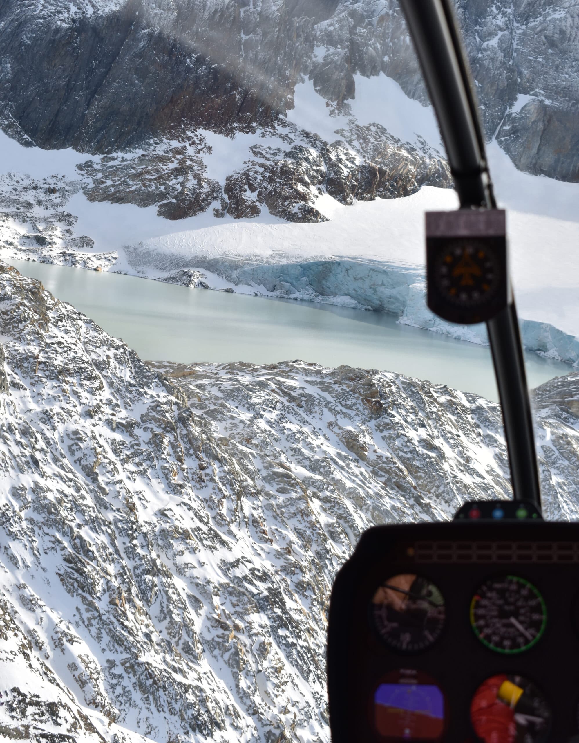 Montanhas nevadas vistas da cabine de um helicóptero