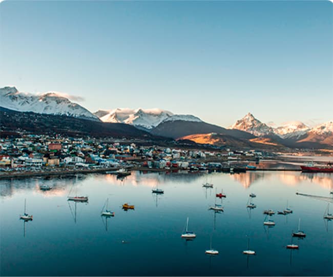 Baía de Ushuaia e a cidade diante da Cordilheira dos Andes