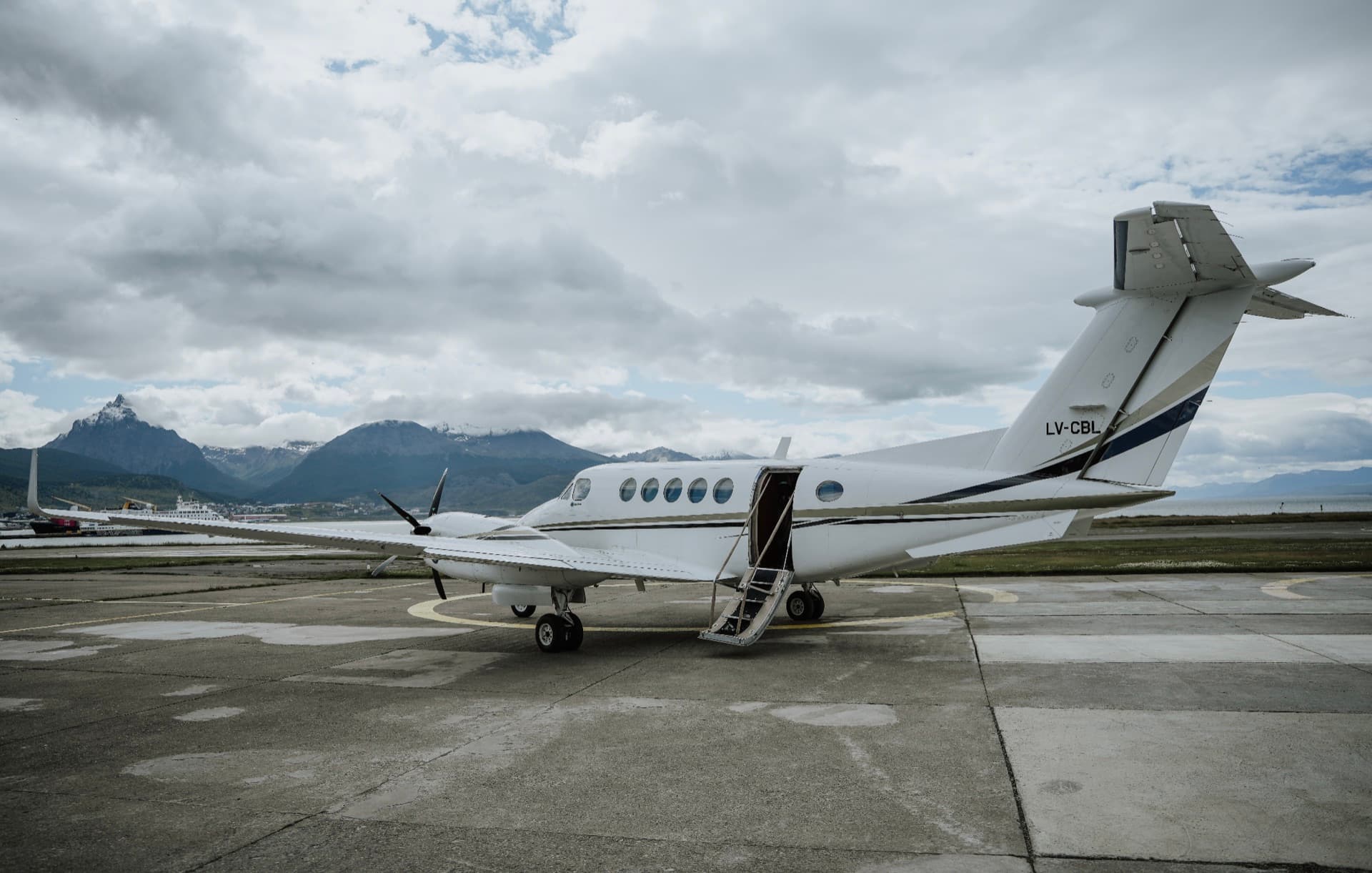 King Air B200 da HeliUshuaia no pátio de Ushuaia
